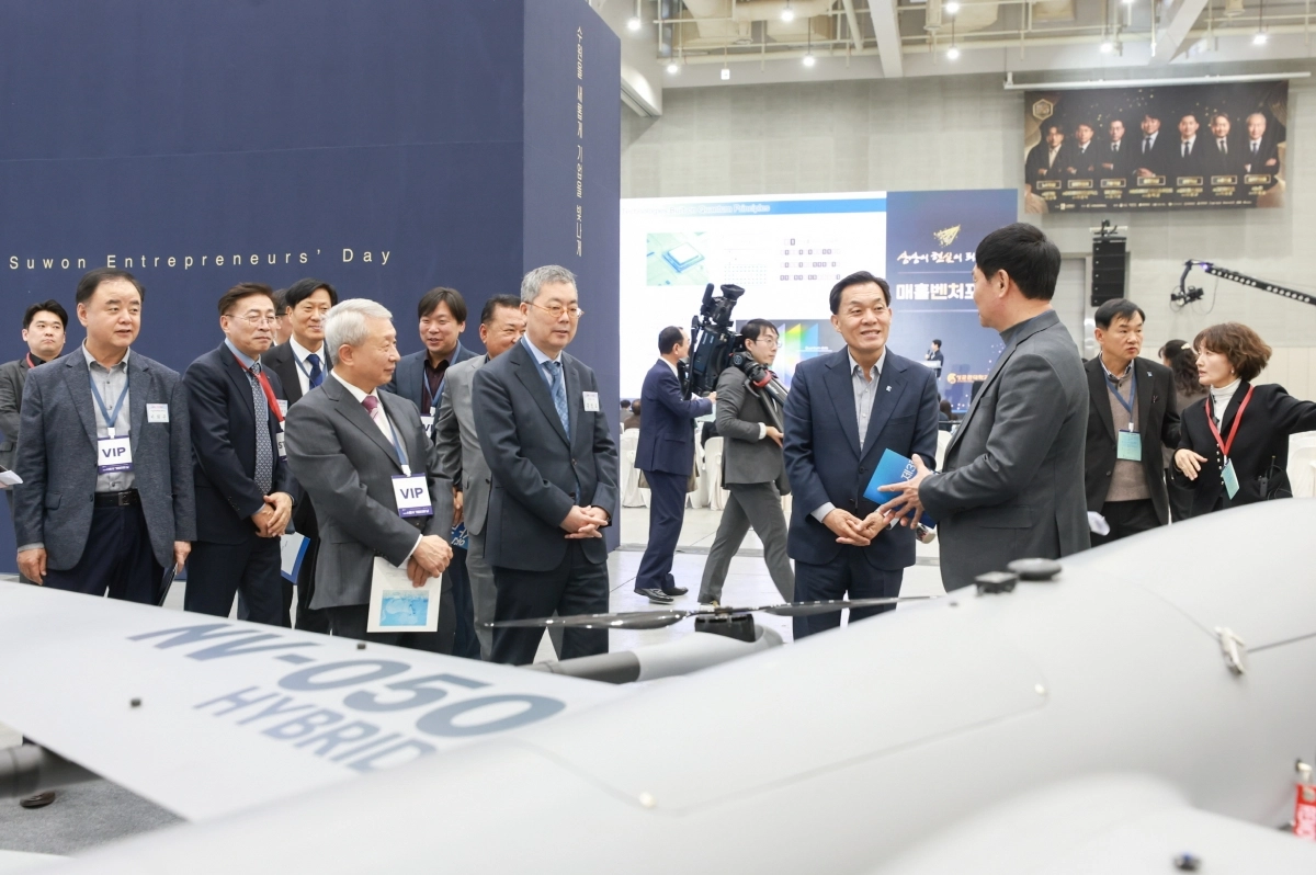 이재준 시장(오른쪽 2번째)이 전시장을 둘러보고 있다. (수원시 제공)