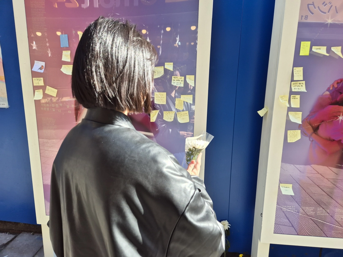 올해 2학기 ‘신애진 장학금’을 받은 고려대 재학생 형지선(22)씨가 이태원 참사 3주기를 하루 앞둔 28일 서울 용산구 10·29 기억과 안전의 길에 애진씨를 추모하는 흰 국화 한 송이를 놓고 있다. 반영윤 기자