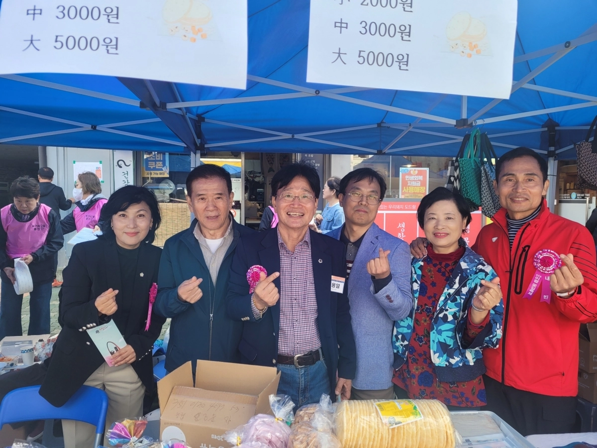 지난 25일 ‘제8회 이팝꽃길 축제’에 참석해 참석자들과 기념촬영을 하는 김용일 의원(왼쪽에서 세 번째)