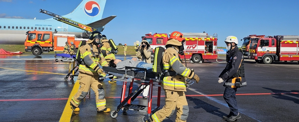28일 제주국제공항에서 열린 ‘2025년 항공기 사고 수습 및 대테러 종합훈련’에서 부상자를 이송하는 모습을 실전처럼 진행하고 있다. 제주 강동삼 기자