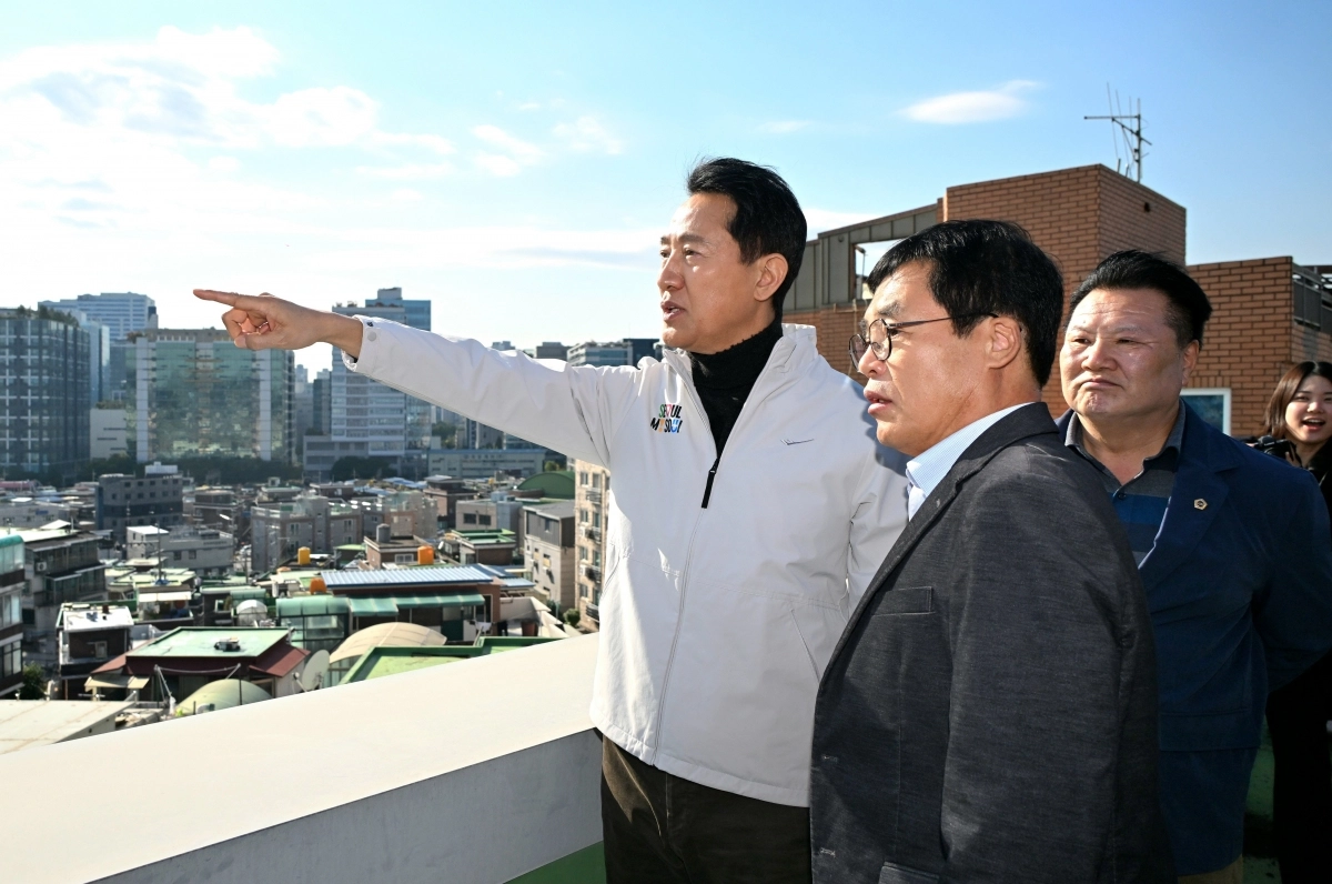 오세훈(왼쪽) 서울시장이 28일 구로구 가리봉2구역 재개발 현장을 둘러보고 있다. 서울시 제공