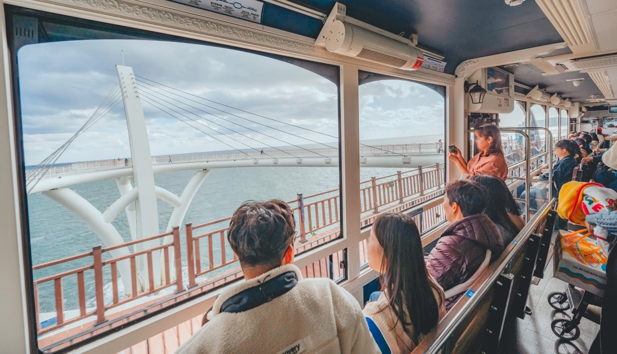 부산 해운대 블루라인파크 해변열차. 외국인 이용객이 전체의 48%를 차지한다.  부산시 제공