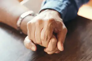 “당신 없이 살 수 없어”…손잡고 ‘존엄사’ 선택한 90대 부부