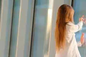 첫째의 질투?…신생아 창밖으로 던진 5살 언니, 결국 동생은 숨졌다