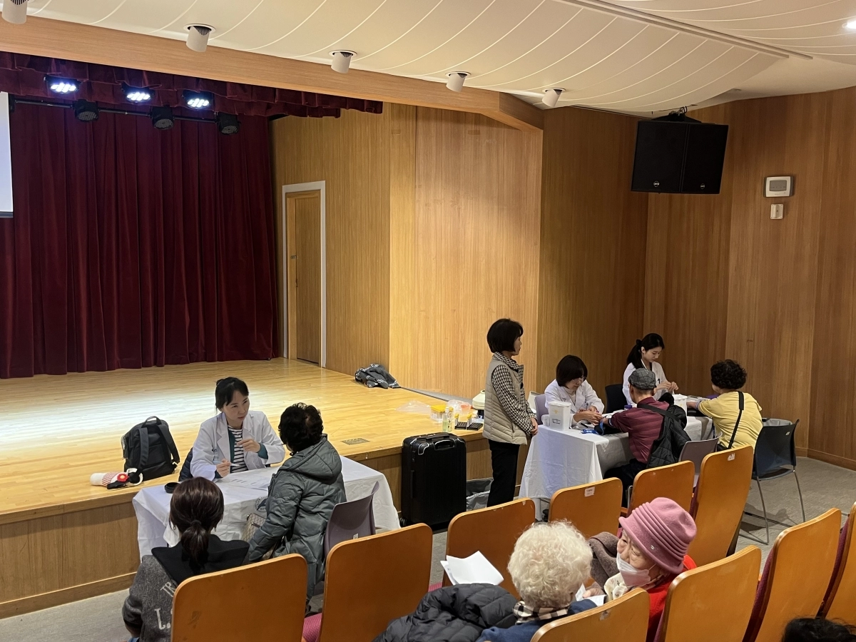 서울 용산구 용산청소년센터 소극장에서 ‘찾아가는 어르신 건강검진’이 열리고 있다.   용산구 제공