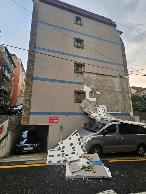 서울 구로구의 한 다세대 주택에서 드라이비트 마감재가 떨어져있는 모습.   구로구 제공