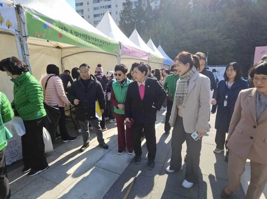 구미경 의원(베이지 정장)이 행사에 참석해 부스를 둘러보고 있다.