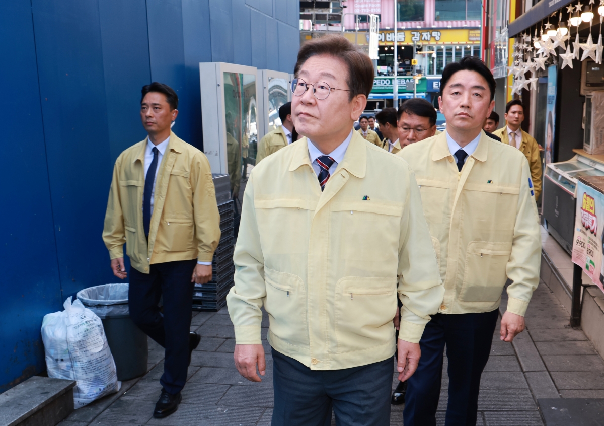 이재명 대통령이 12일 서울 용산구 이태원 참사 현장 ‘10·29 기억과 안전의 길’을 둘러보고 있다. 연합뉴스