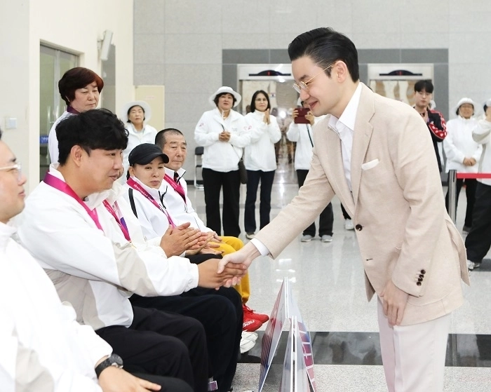 배동현 이사장이 시상식에서 금메달을 획득한 조정두 선수와 악수를 나누고 있다.