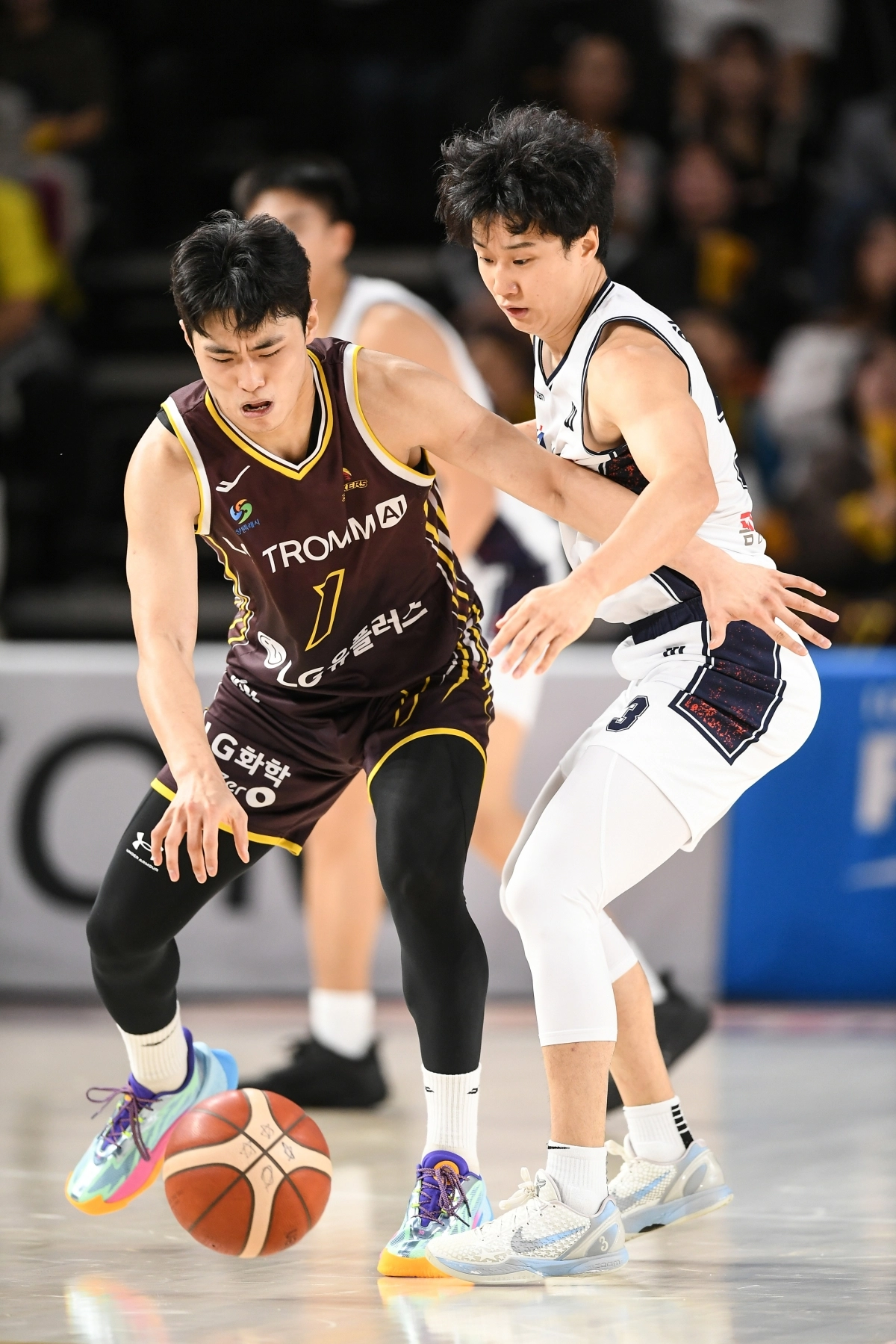 창원 LG 유기상이 27일 창원체육관에서 열린 2025~26 프로농구 정규시즌 부산 KCC와의 홈 경기에서 허웅에게 막히고 있다. KBL 제공
