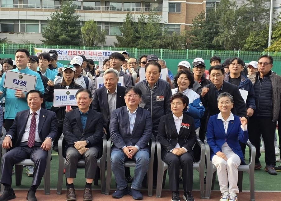 관악구 협회장기 테니스대회를 찾은 유정희 의원(앞줄 오른쪽에서 첫 번째)