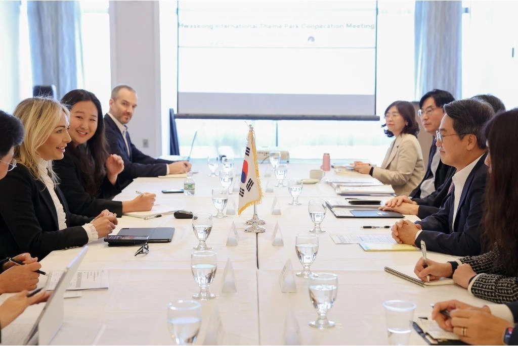 현지 시각 28일 오전 김동연 경기도지사가 ‘화성 국제테마파크’ 조성 본격화를 위해  파라마운트사, 신세계프라퍼티 관계자들과 간담회를 갖고 있다. (경기도 제공)