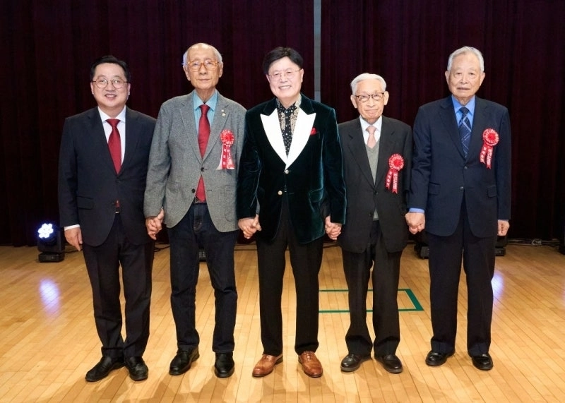 2025년 올해의인물 최고대상 수상자(왼쪽부터) 이장우(대전시장), 박종윤(㈜세창회장), 진요근(시상자, 세계효운동본부이사장), 조완규(전 서울대학교, 교육부장관), 장석영(대한언론인회회장). 세계효운동본부 제공