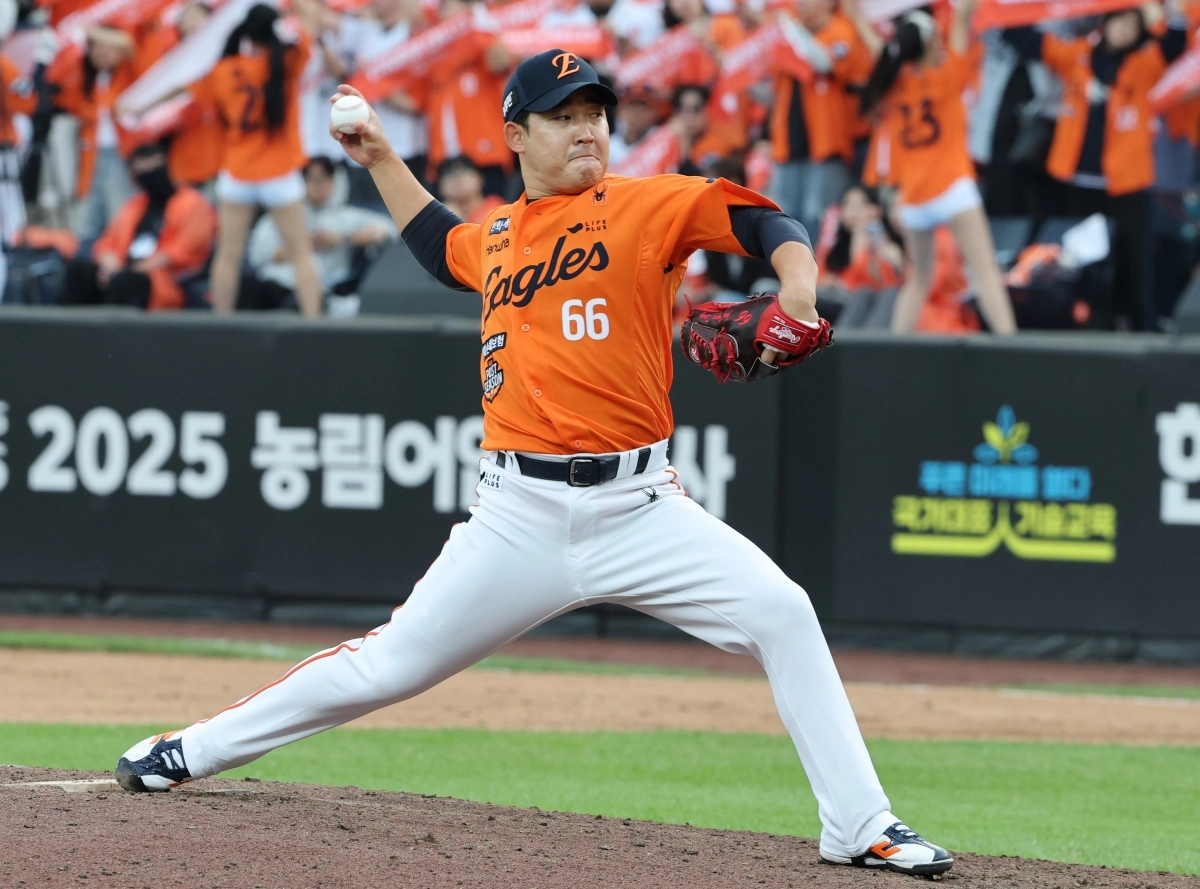 한화 이글스 주현상이 19일 대전 한화생명볼파크 열린 2025 KBO 플레이오프 2차전 삼성 라이온즈와의 홈 경기에서 공을 던지고 있다. 뉴스1