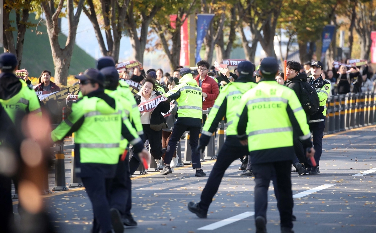 29일 오후 한미 정상회담이 열린 국립경주박물관 인근에서 도널드 트럼프 미국 대통령을 반대하는 기습 시위대가 경찰저지선을 뚫고 정상회담장으로 질주하고 있다.  연합뉴스