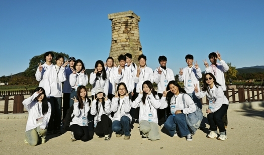 2025 아시아태평양경제협력체(APEC) 정상회의 기간 경주에서 관광객 통역·안내 등 자원봉사를 하는 베트남 국적의 등티튀꾸엔(24)이 지난 28일 첨성대 앞에서 다른 자원봉사자들과 기념 촬영을 하고 있다. 본인 제공