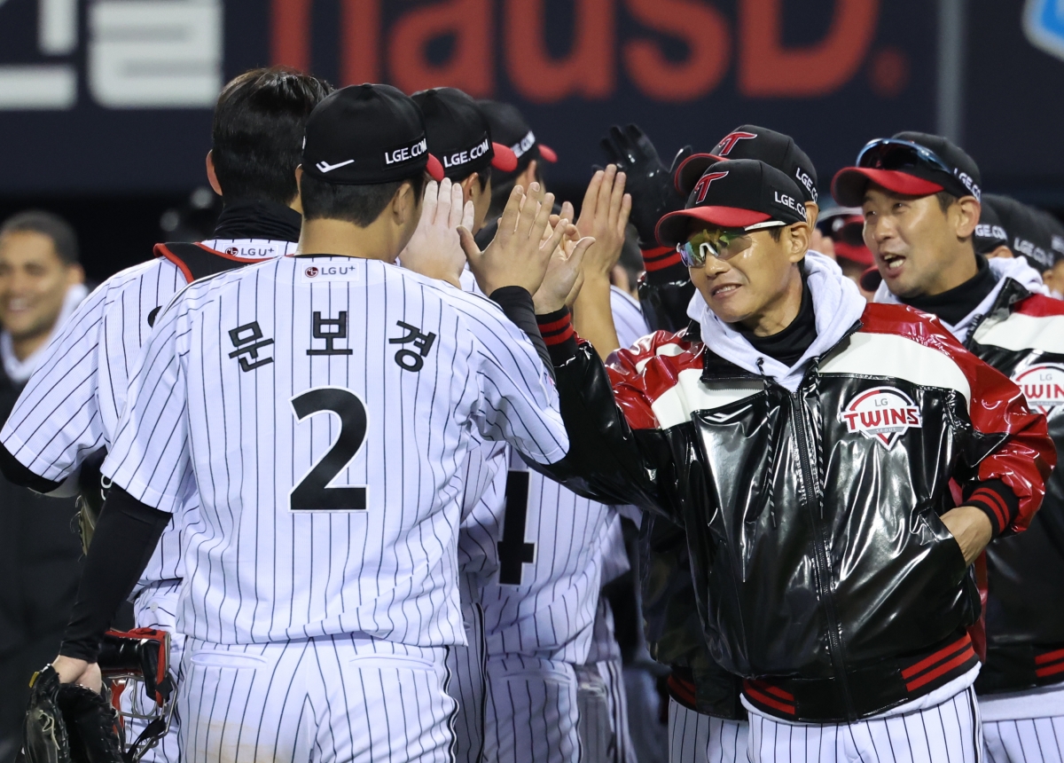 염경엽 LG 트윈스 감독이 27일 서울 잠실야구장에서 열린 2025 KBO 한국시리즈 2차전 한화 이글스와의 홈 경기에서 13-5로 승리한 뒤 문보경을 환영하고 있다. 연합뉴스