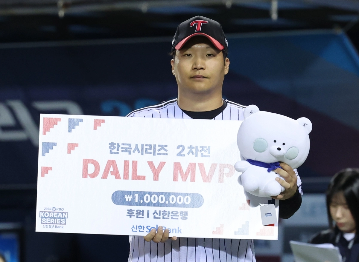 27일 서울 잠실야구장에서 열린 2025 프로야구 한국시리즈 한화 이글스와의 홈 경기에서  5타수 4안타 1홈런 5타점 2득점으로 데일리 최우수선수(MVP)에 선정된 LG 트윈스 문보경. 연합뉴스