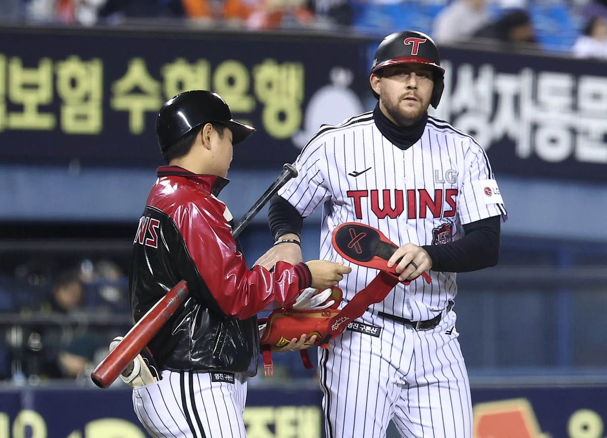 LG 트윈스 오스틴 딘이 27일 서울 잠실야구장에서 열린 2025 KBO 한국시리즈 2차전 한화 이글스와의 홈 경기에서 볼넷을 얻어내고 있다. 뉴스1