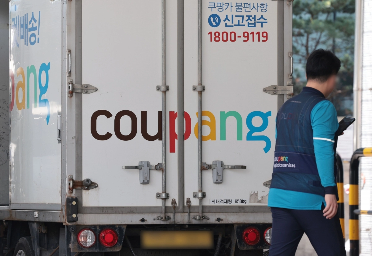7일 서울 시내의 한 물류 캠프에 쿠팡 배송 차량이 주차돼 있다. 2025.5.7 연합뉴스 7일 서울 시내의 한 물류 캠프에 쿠팡 배송 차량이 주차돼 있다. 2025.5.7 연합뉴스