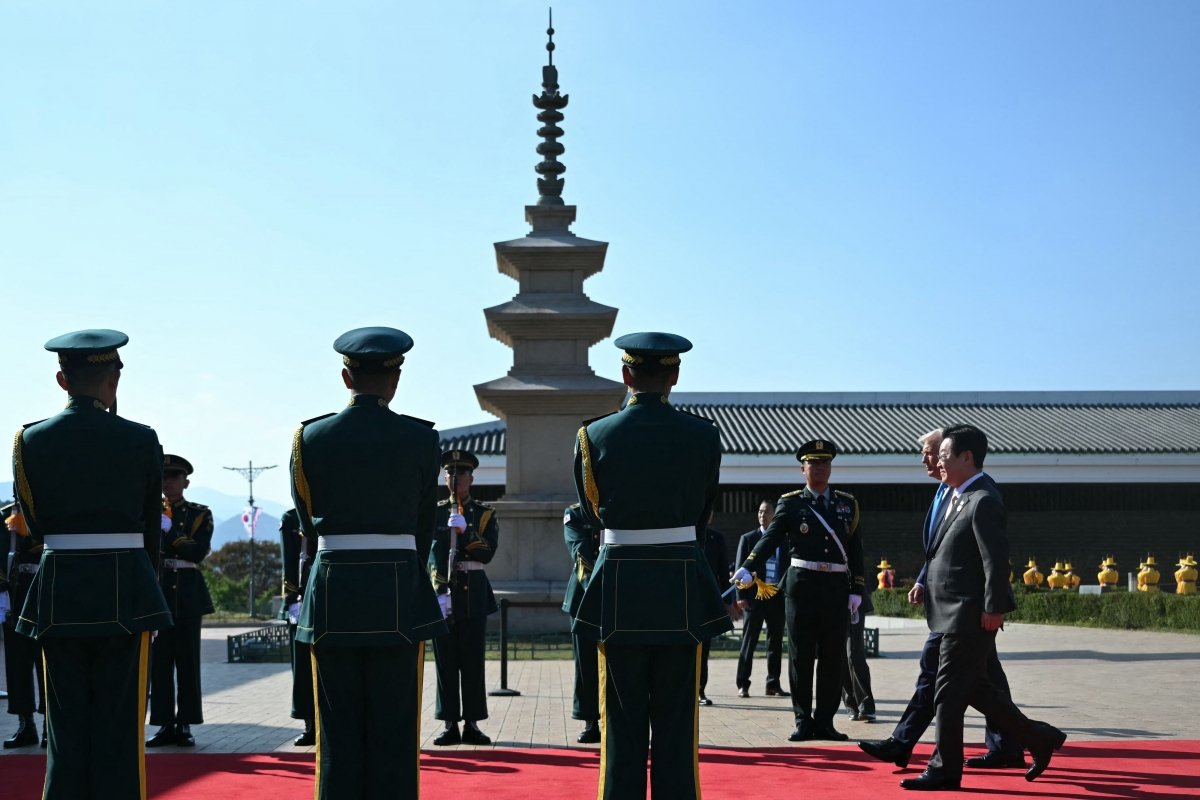 이재명 대통령과 도널드 트럼프 미국 대통령이 29일 국립경주박물관에서 열린 공식 환영식에서 함께 의장대를 사열하고 있다. 뒤쪽에 보이는 탑은 석가탑 모형. 경주 AFP 연합뉴스