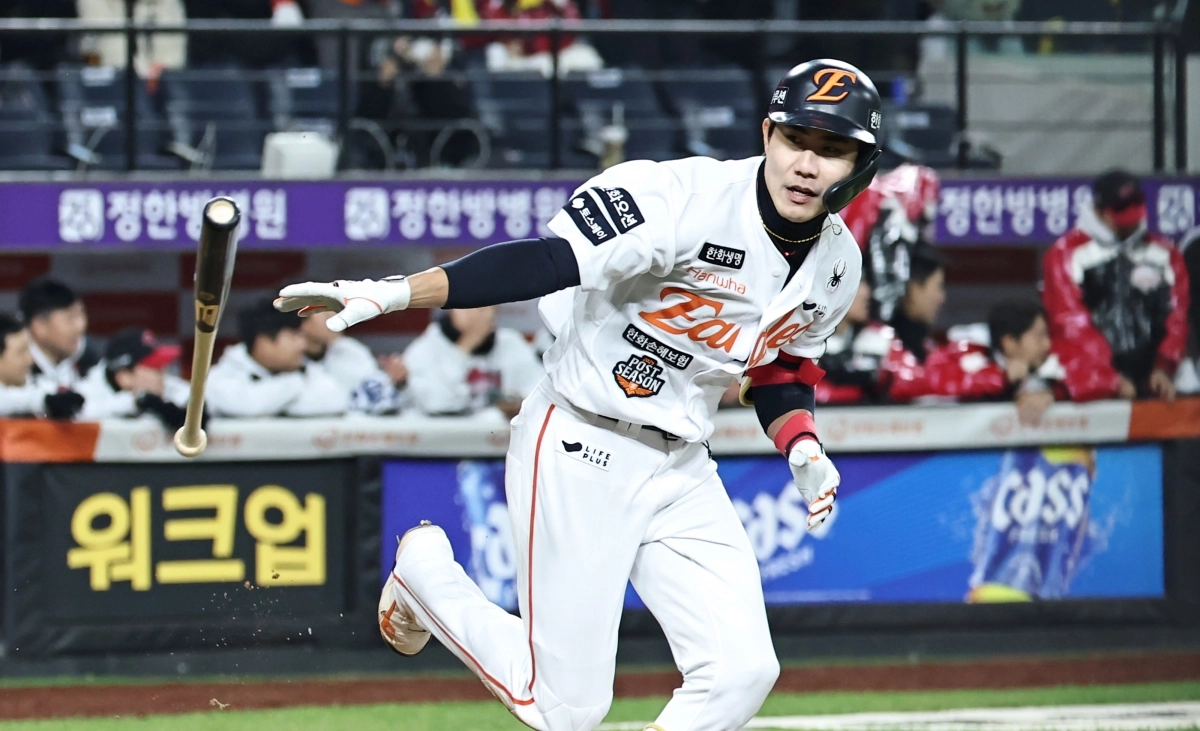 한화 이글스 심우준이 29일 대전 한화생명볼파크에서 열린 2025 KBO 한국시리즈 3차전 LG 트윈스와의 홈 경기에서 역전 적시타를 때리고 있다. 대전 연합뉴스