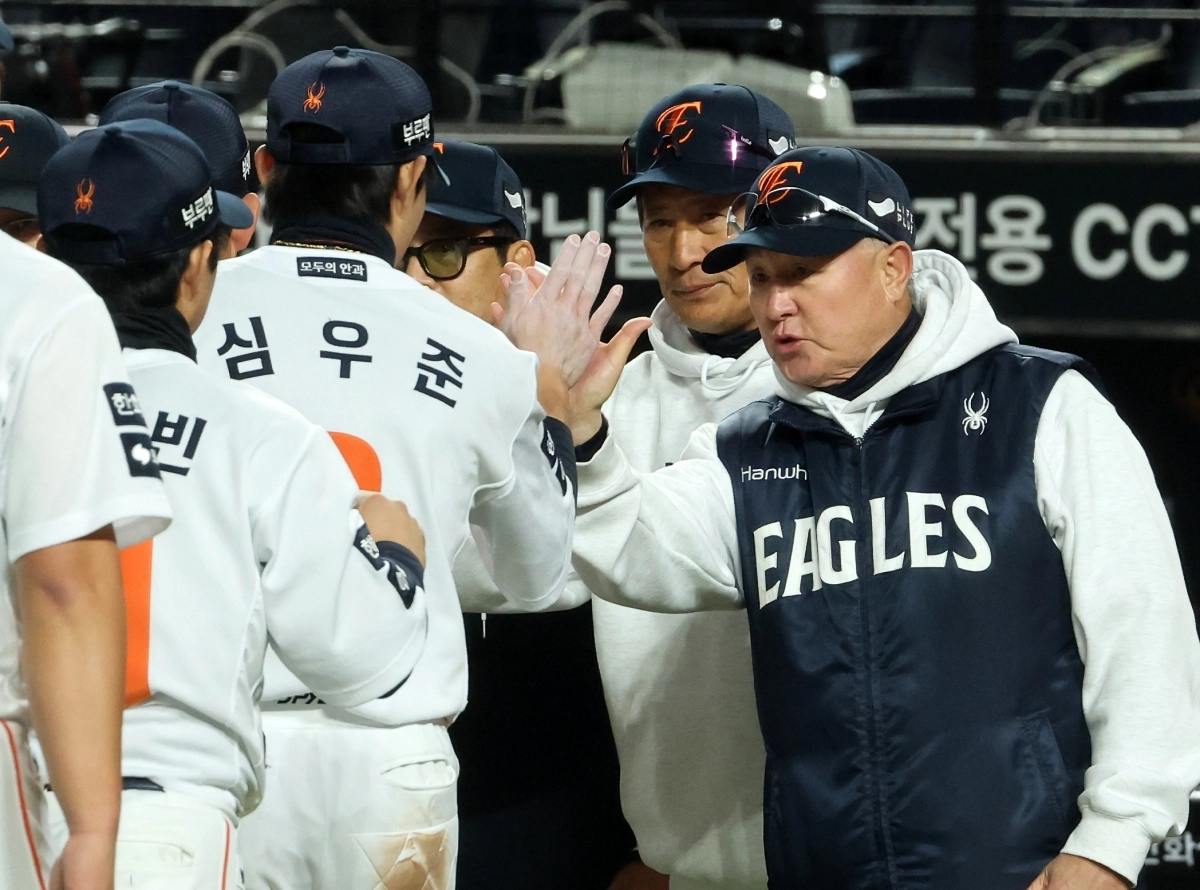 김경문 한화 이글스 감독이 29일 대전 한화생명볼파크에서 열린 2025 KBO 한국시리즈 3차전 LG 트윈스와의 홈 경기에서 7-3으로 승리한 뒤 선수들과 하이파이브하고 있다. 대전 연합뉴스
