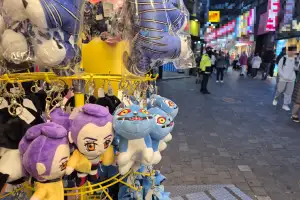 “넷플 로고 없어도 싸니까 사요”… 명동 점령한 짝퉁 ‘케데헌 굿즈’