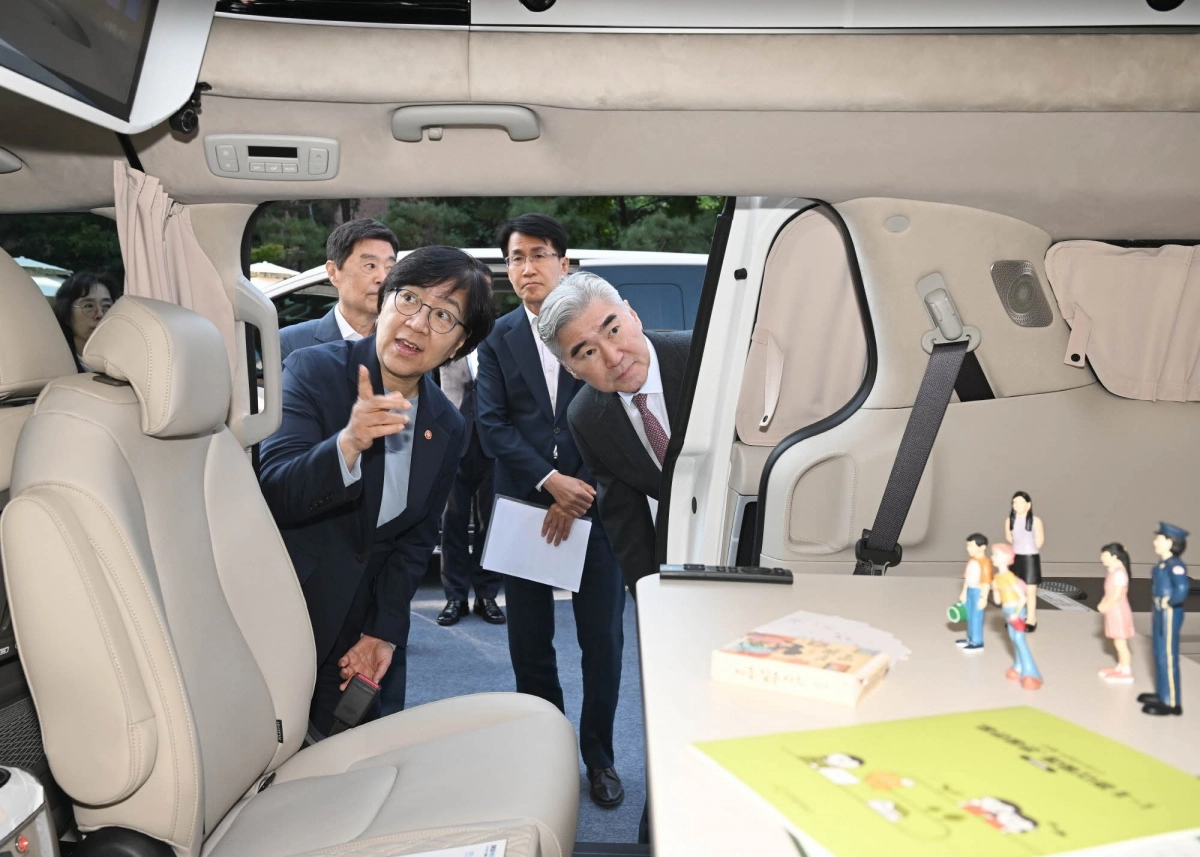 정은경 보건복지부 장관, 성김 현대차그룹 전략기획담당 사장이 ‘아이케어 카’를 살펴보고 있다. 현대차그룹 제공