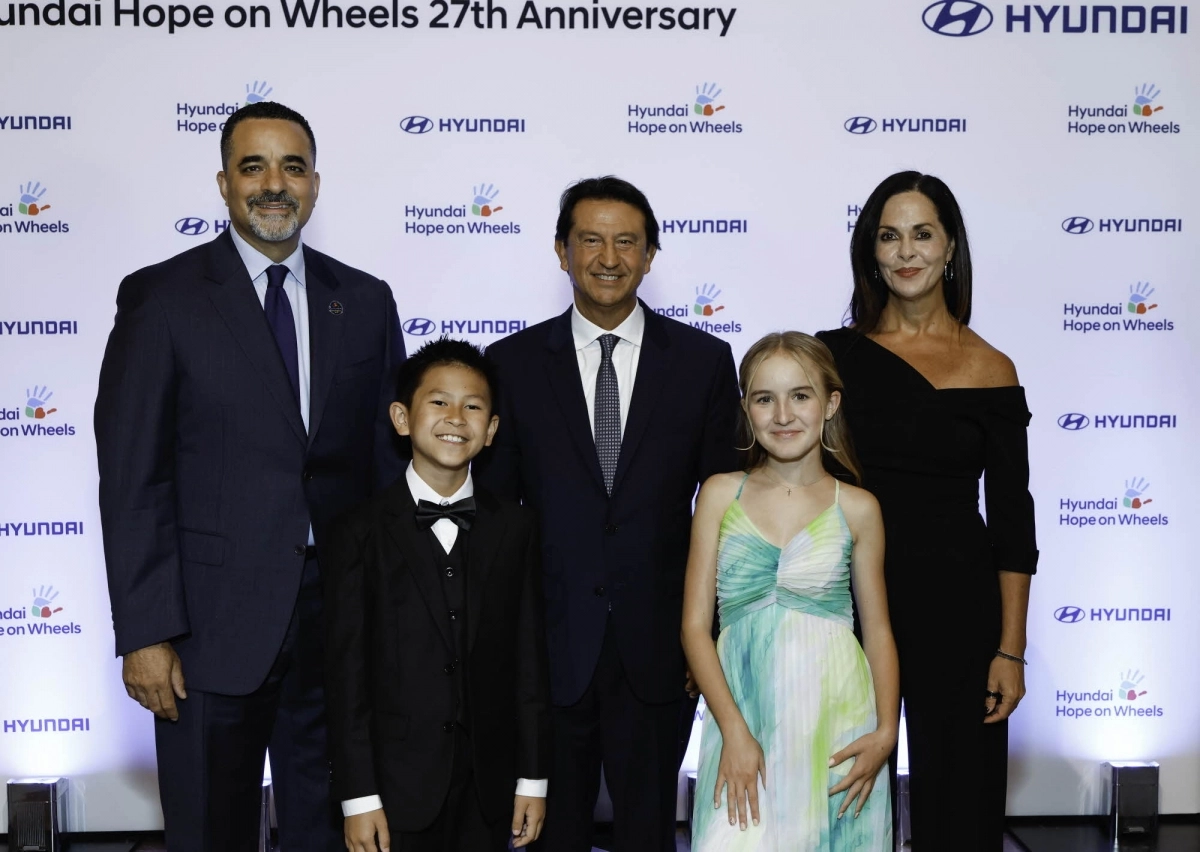 현대 호프 온 휠스 27주년 기념행사에서 어린이 홍보대사와 관계자들이 단체 기념촬영을 하고 있다. 두 번째 줄 왼쪽부터 랜디 파커 현대차 북미권역본부장, 호세 무뇨스 현대차 대표이사 사장, 클라우디아 마르케즈 현대차 북미법인 최고운영책임자. 첫 번째 줄 왼쪽부터 잭슨 트린 현대 호프 온 휠스 어린이 홍보대사, 에이미 콜 현대 호프 온 휠스 어린이 홍보대사. 현대차그룹 제공