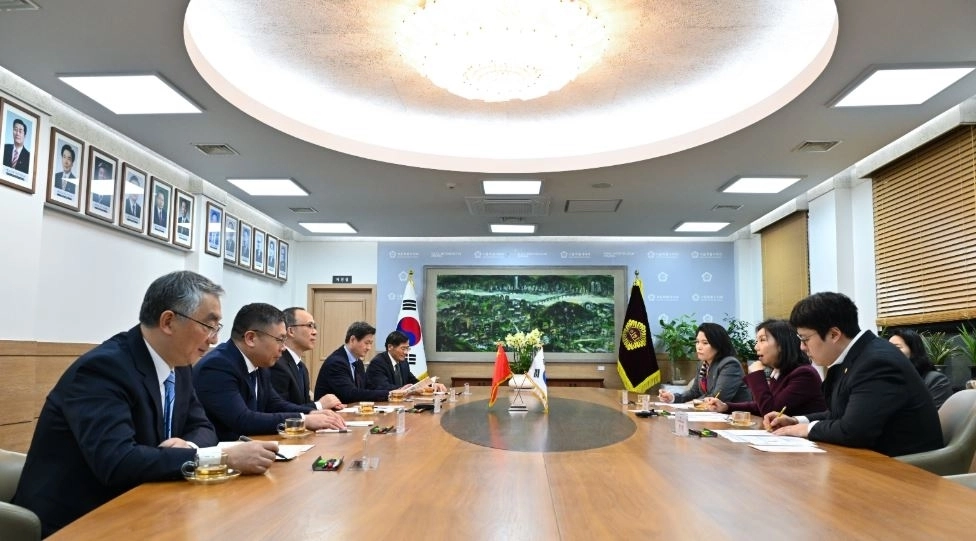 상하이인대 대표단과 면담 중인 최호정 의장(오른쪽 앞줄 가운데)