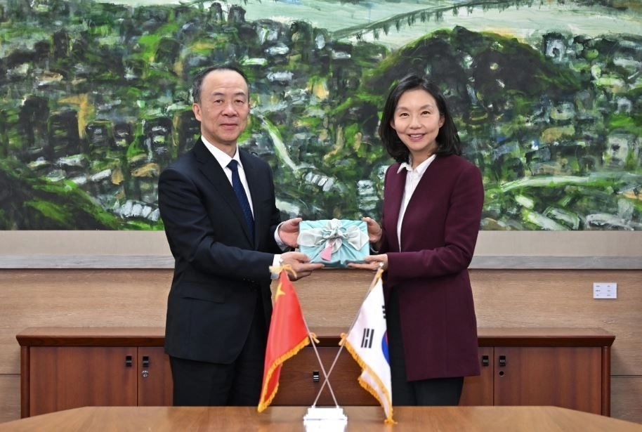 기념품을 증정하는 최호정 의장