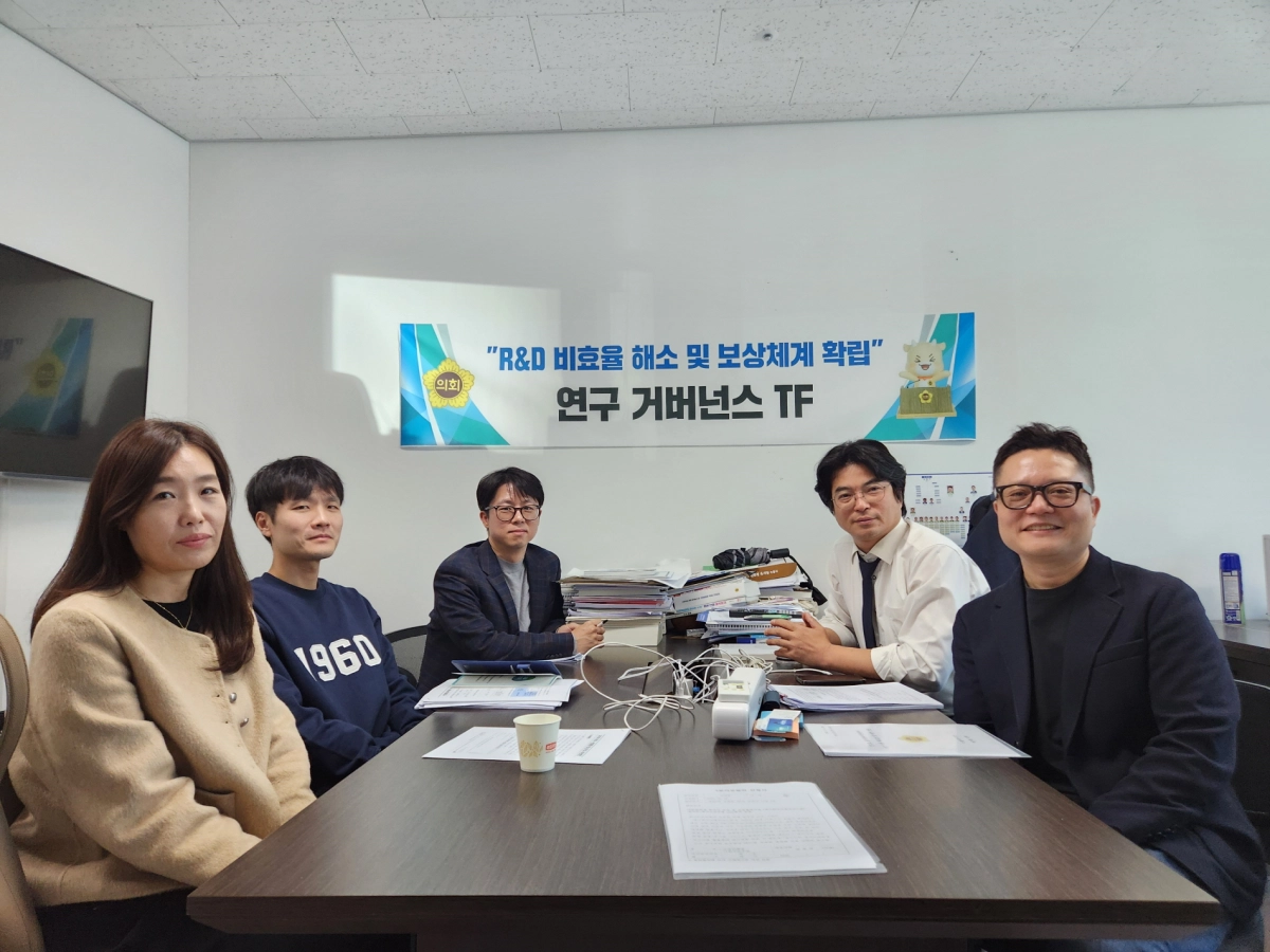 박상현 의원이 27일 의원실에서 도청, 경제과학진흥원 관계자들과 경기도 R&amp;D 사업의 인건비 책정 현실화 및 사업 범위 확대를 위한 정책 및 제도 개편을 논의한 후 기념촬영을 하고 있다.(사진=경기도의회)