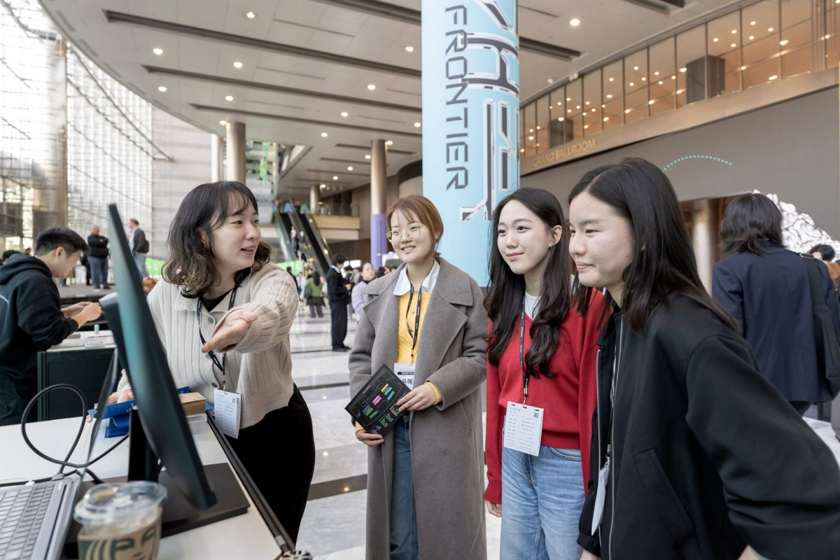 2025 정주영 창업경진대회 데모데이 스타트업 전시부스 내 참관객