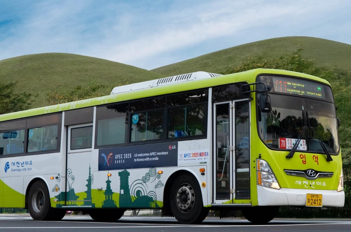 APEC 래핑광고가 붙은 경주 시내버스가 운행하고 있다. LG 제공