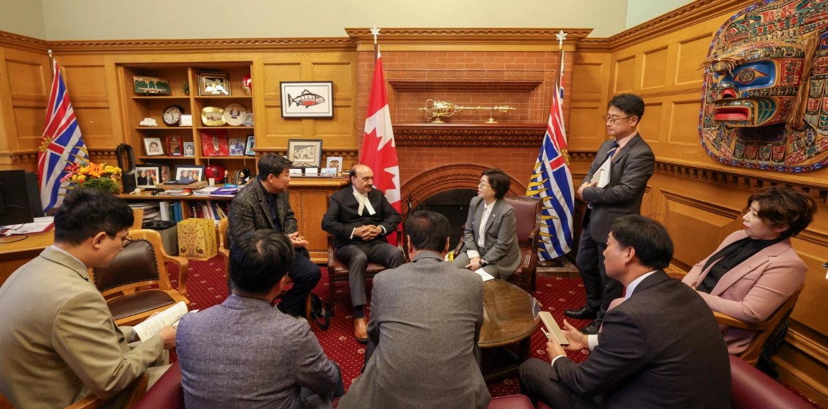 경기도의회 캐나다 BC주 친선의원연맹 방문단이 10월 28일 BC주의회 의사당에서 라즈 초우한 의장(가운데)을 비롯한 주의회 관계자들과 간담회를 갖고 양 지역 지방의회 간 협력 방안에 대해 논의하고 있다.(사진=경기도의회)