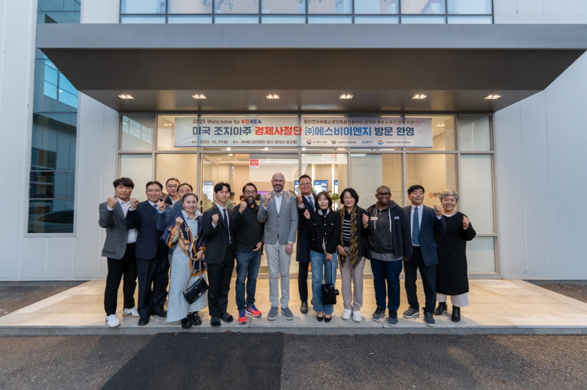 신미숙 의원이 10월 27일 화성시 동탄전자부품소공인복합지원센터에서 미국 조지아주 경제사절단 및 김영흥 전국도시형소공인연합회 회장 등 관계자들과 함께 기념촬영을 하고 있다. (사진=경기도의회)