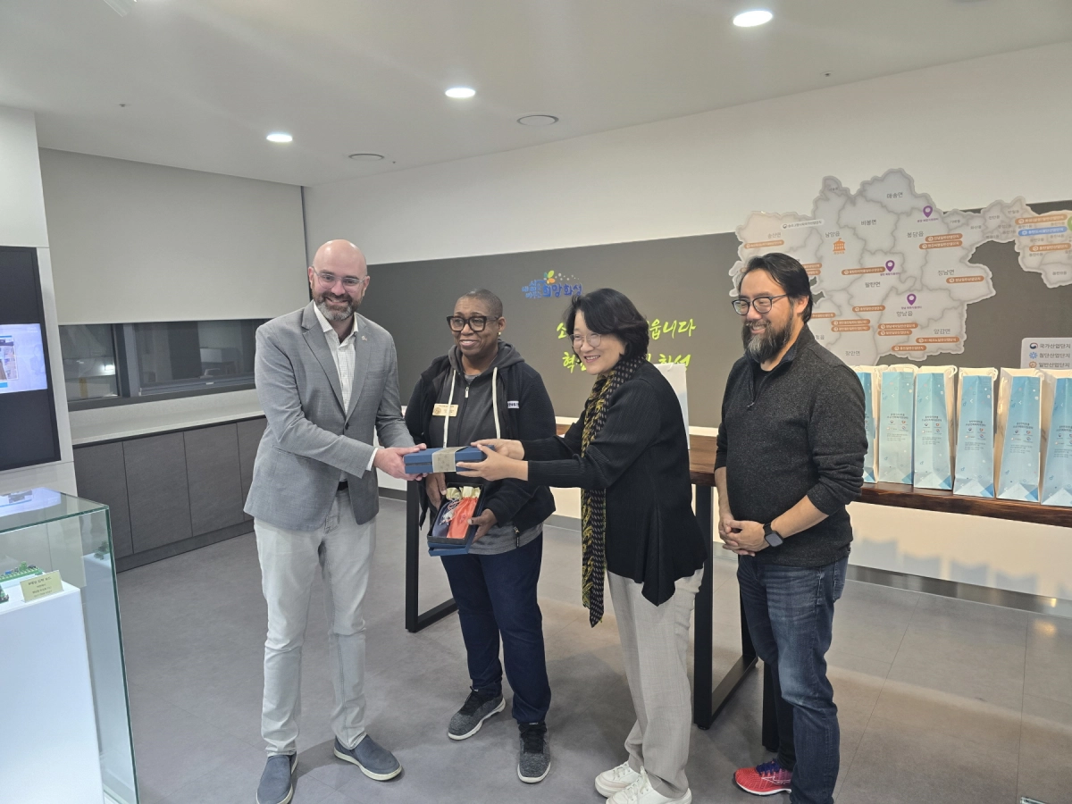 신미숙 의원이 10월 27일 화성시 동탄전자부품소공인복합지원센터를 방문한 미국 조지아주 경제사절단에게 경기도 소공인 우수제품을 소개하며 기념품을 전달하고 있다. (사진=경기도의회)