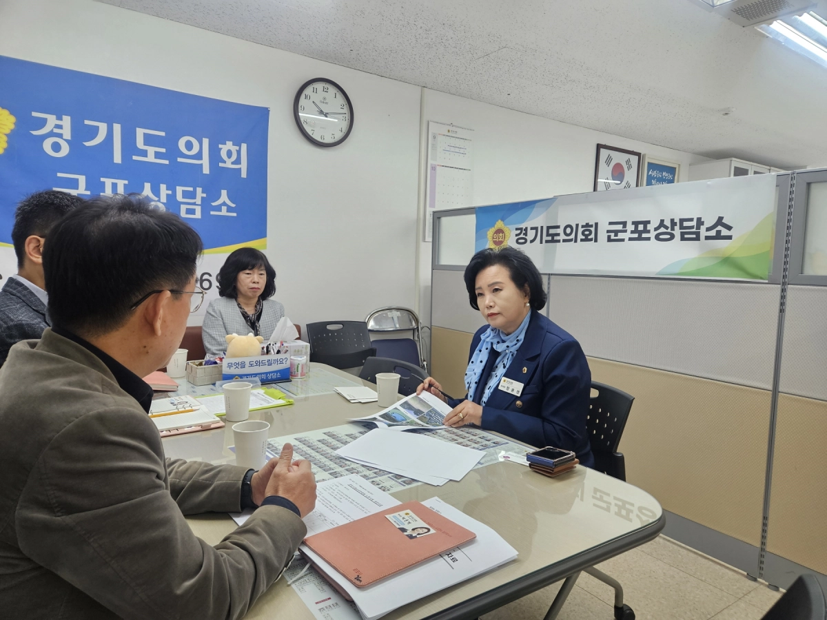 정윤경 부의장과 관계자들이 29일 경기도의회 군포상담소에서 충남 청양군 군포시청소년수련원 노후시설 개선사업과 군포시 관내 어린이공원 정비 예산지원 방안을 논의하고 있다.(사진=경기도의회)