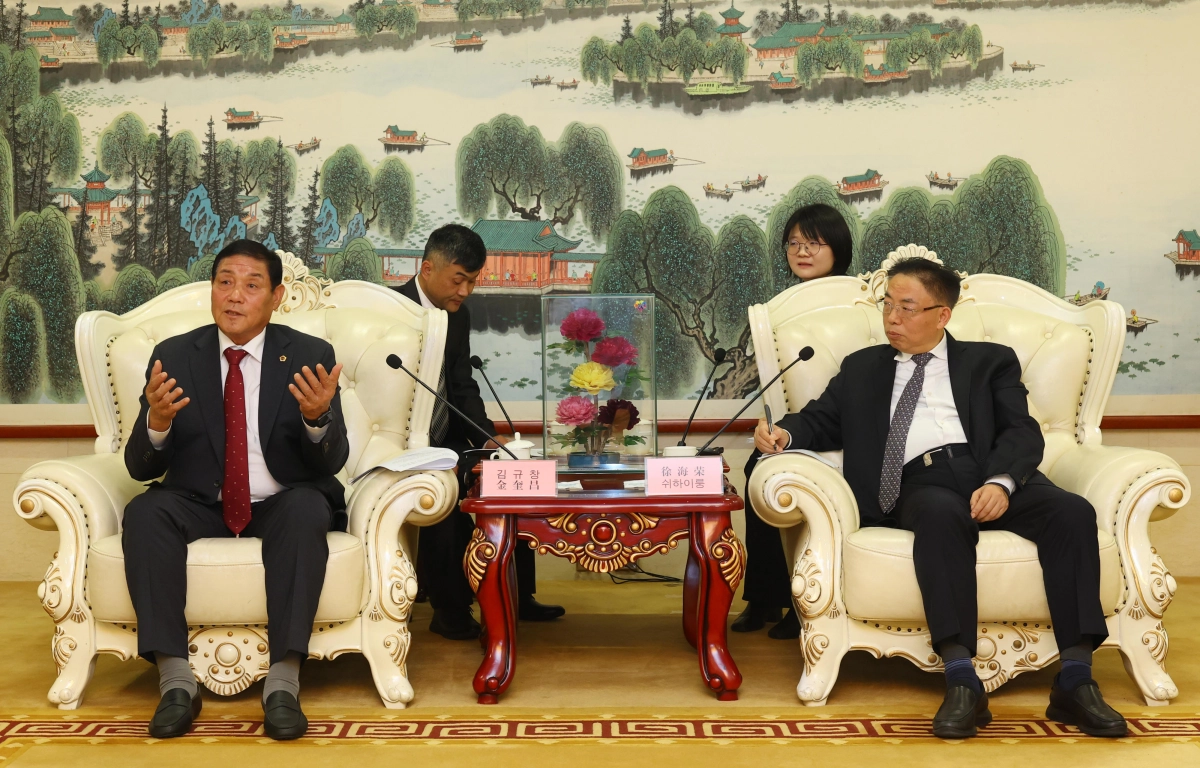 김규창 경기도의회 산둥성 친선의원연맹 회장(왼쪽)이 쉬하이룽(徐海龍) 산둥성 인민대표대회 상무위원회 부위원장과 면담을 갖고 양 지역 간 우호협력 및 교류 확대 방안을 논의하고 있다.(사진=경기도의회)