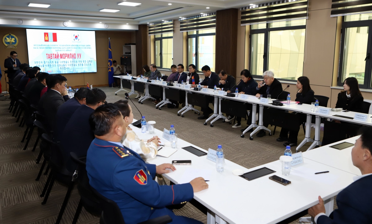 경기도의회 몽골 다르항올도 친선의원연맹 방문단이 10월 29일 몽골 다르항올도의회에서 양즈마 알탕게렐 의장을 비롯한 주요 인사들과 간담회를 갖고 양 의회 간 교류 확대 및 실질적 협력 방안을 논의하고 있다. (사진=경기도의회)