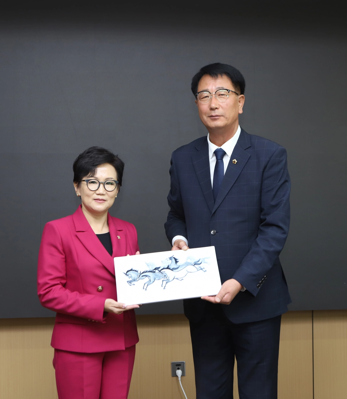 10월 29일 몽골 다르항올도의회를 공식 방문한 김재균 경기도의회 몽골 다르항올도 친선의원연맹 회장(오른쪽)이 양즈마 알탕게렐 다르항올도의회 의장으로부터 방문기념품을 전달받고 있다. (사진=경기도의회)