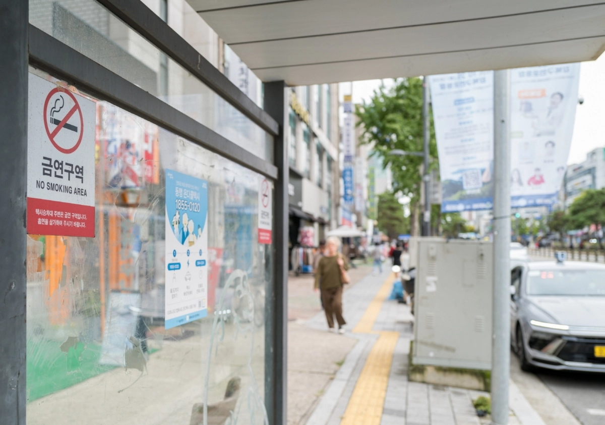 서울 강북구 내 모든 택시 승차대가 금연구역으로 지정된 가운데 금연구역을 알리는 스티커가 붙은 모습. 강북구 제공