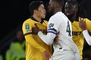 첼시 상대 황희찬 시즌 첫 도움에도…‘EPL 꼴찌’ 울버햄프턴, 리그컵 16강 탈락