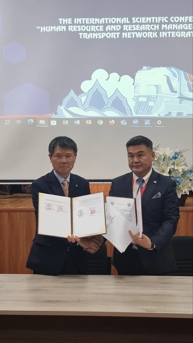 김응권 총장(왼쪽)과 갈바트라흐 총장. 한라대 제공