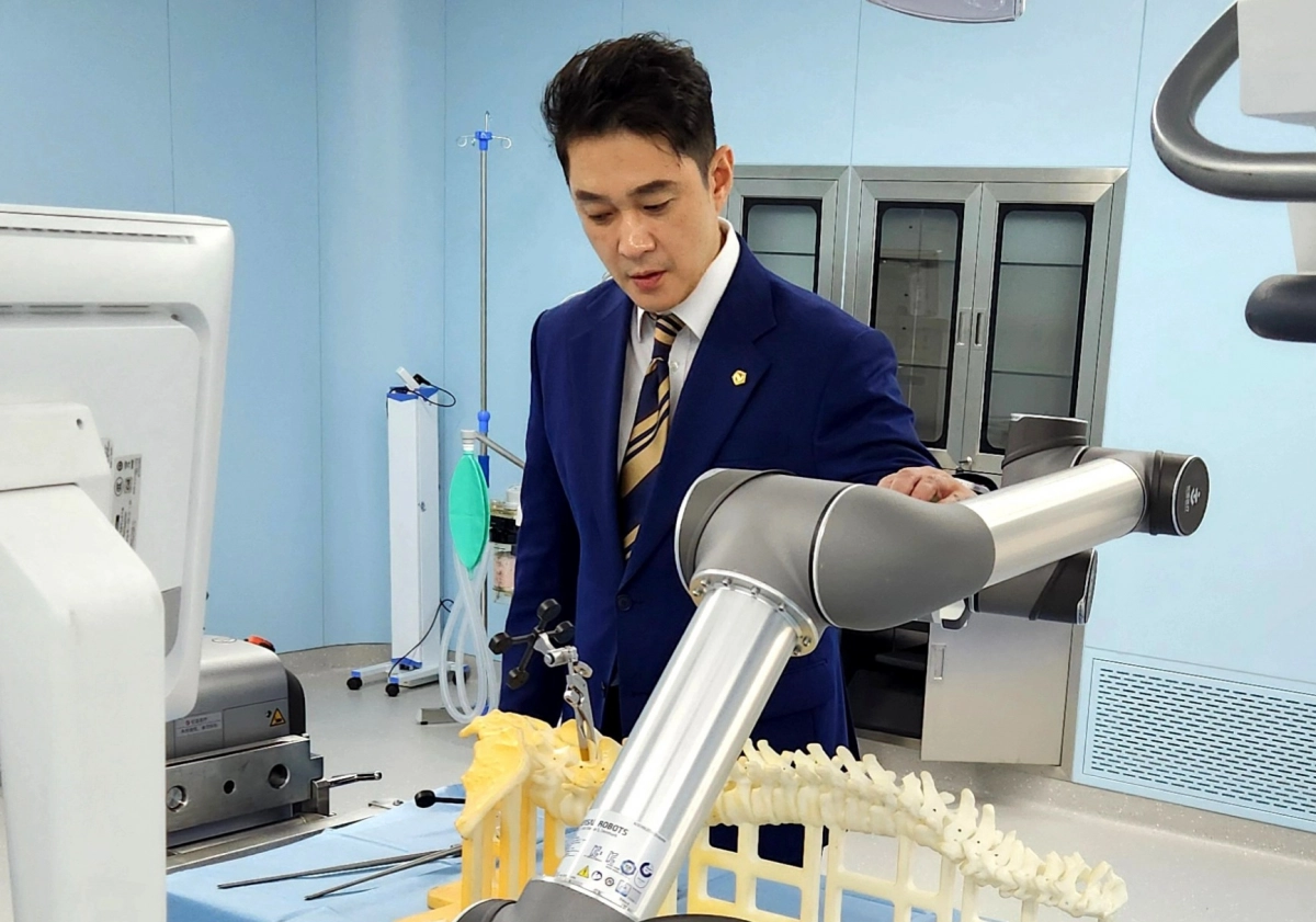 전석훈 의원이 중국 난징의 첨단 피지컬 AI 의료산업 현장을 방문해 의료용 로봇 시스템을 직접 살펴보고 있다. (사진=경기도의회)