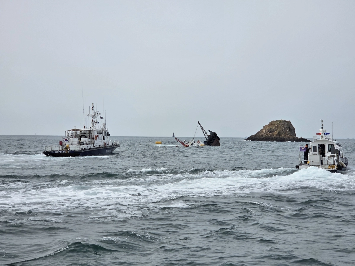 충남 태안군 목개도 북서방 약 2㎞ 인근 해상에서 154t급 예인선이 침몰하고 있다.. 태안해경 제공