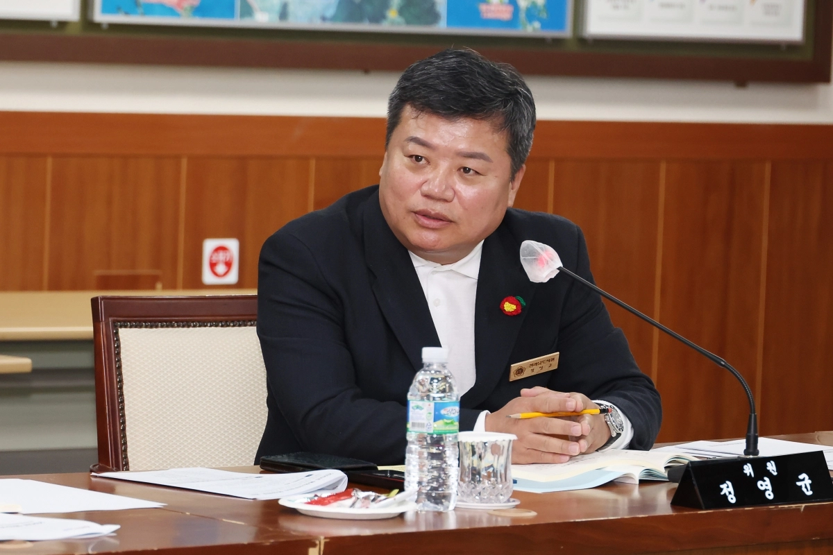 정영균 도의원이 광양경제자유구역청 조합회의 행정사무감사를 하고 있다. 정영균 도의원이 광양경제자유구역청 조합회의 행정사무감사를 하고 있다.