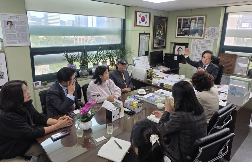 지난 10월14일 열린 상암롯데쇼핑몰 신속 인허가 관련 부서 긴급 회의에서 발언중인 김기덕 의원(가운데)