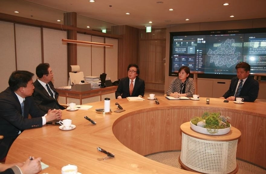 지난 2019년 4월 30일 열린 상암 DMC롯데쇼핑몰 인허가 방안 촉구 관련 시장실 면담 중인 김기덕 의원